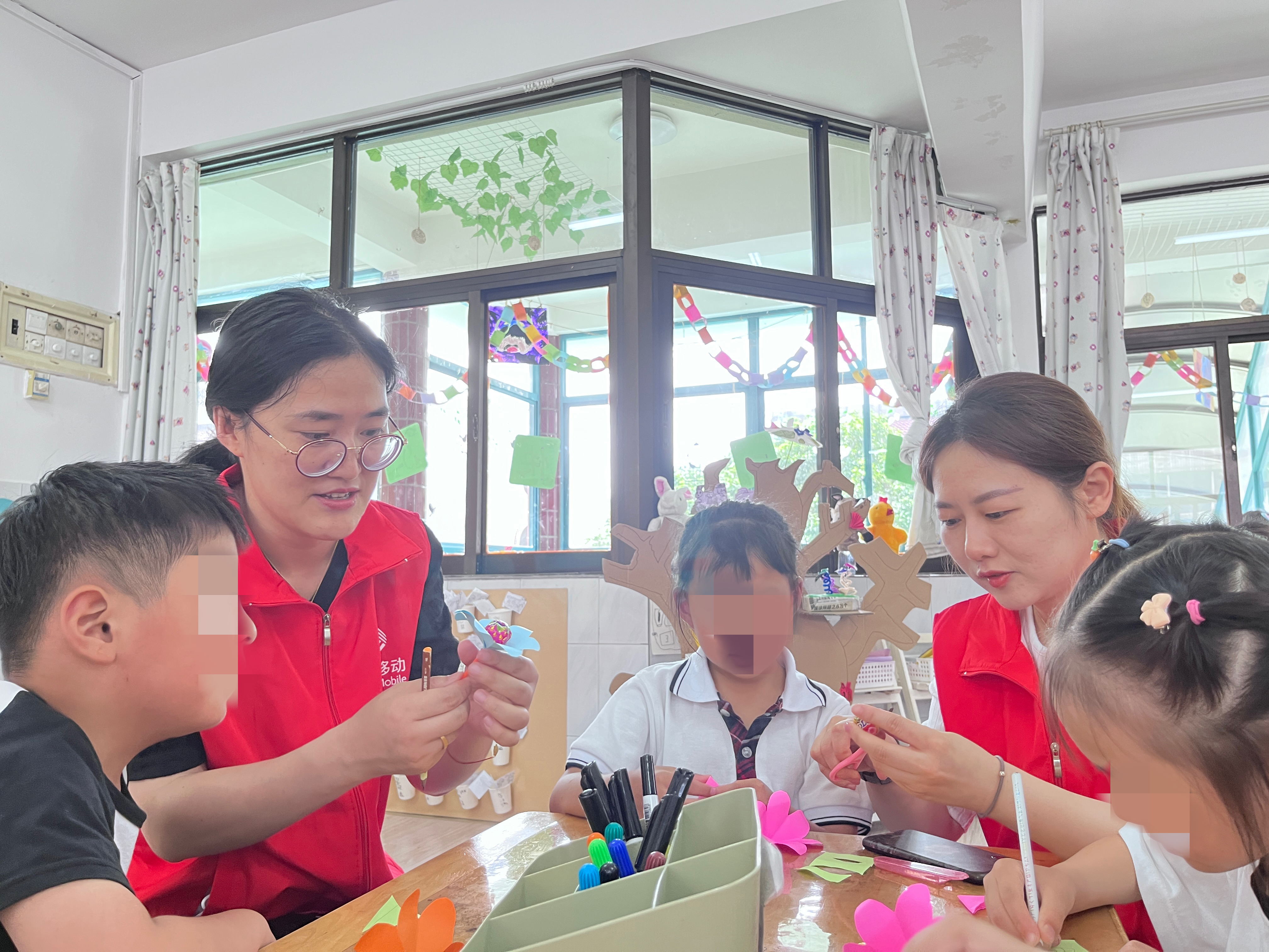 常州-志愿者和孩子们DIY棒棒糖花束2-2023年6月.JPG