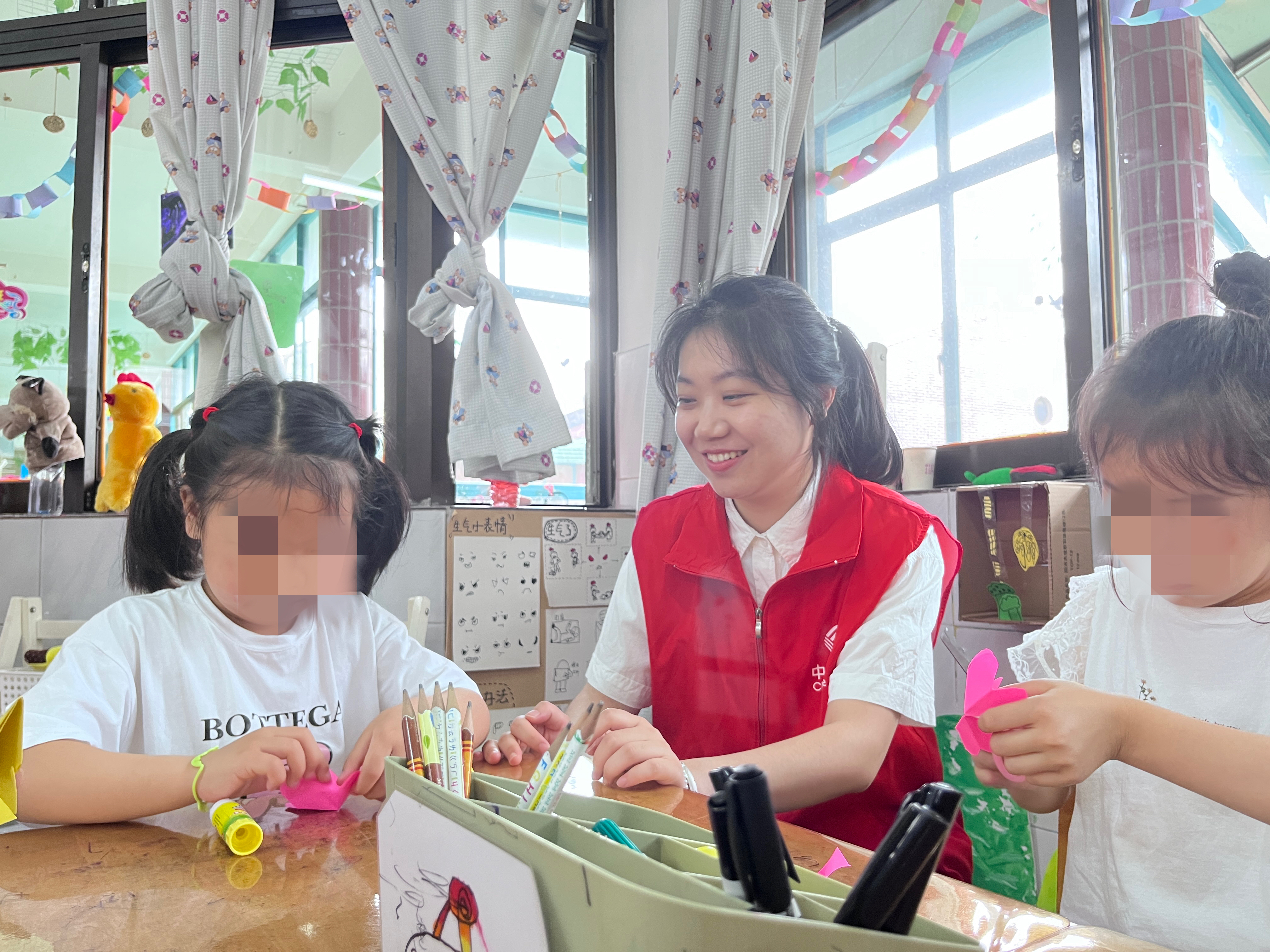 常州-志愿者和孩子们DIY棒棒糖花束-2023年6月.JPG