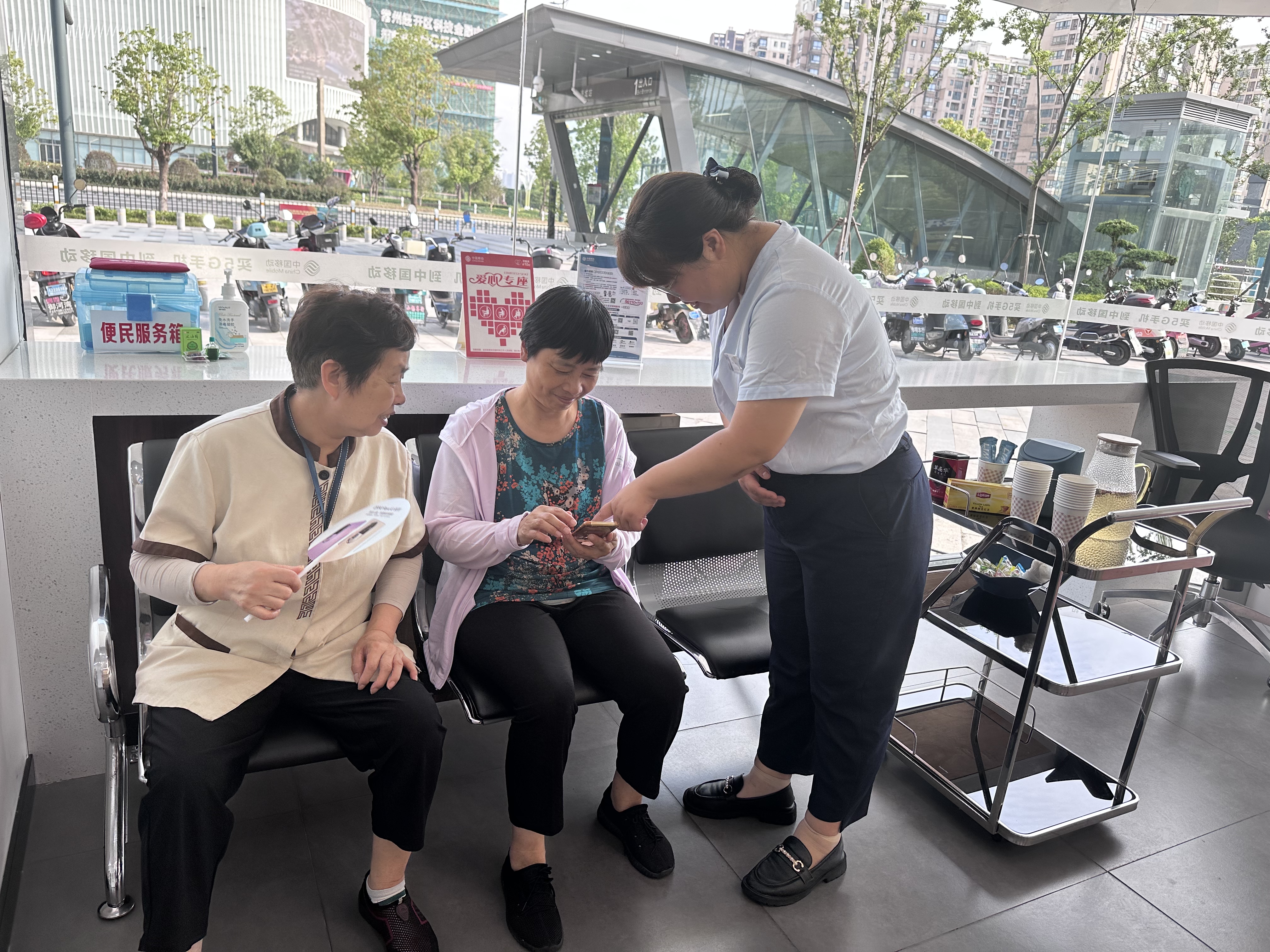 常州-老年人在营业厅休息、学习使用智能机-2023年7月.jpg