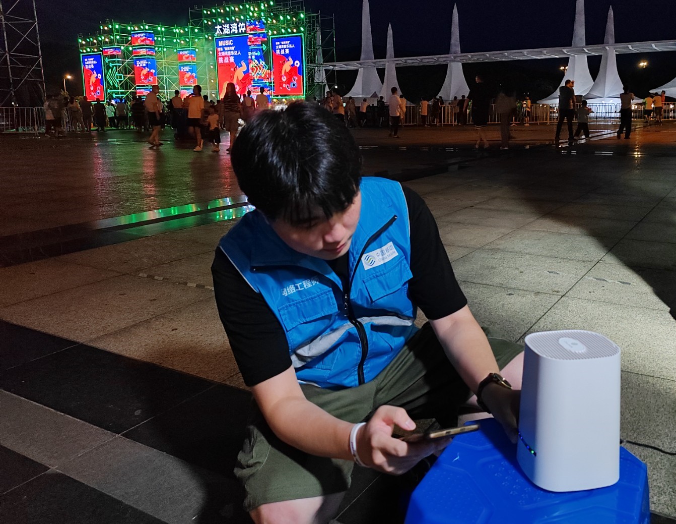 常州-保障人员将5G信号转换为WiFi信号-2023年7月.jpg