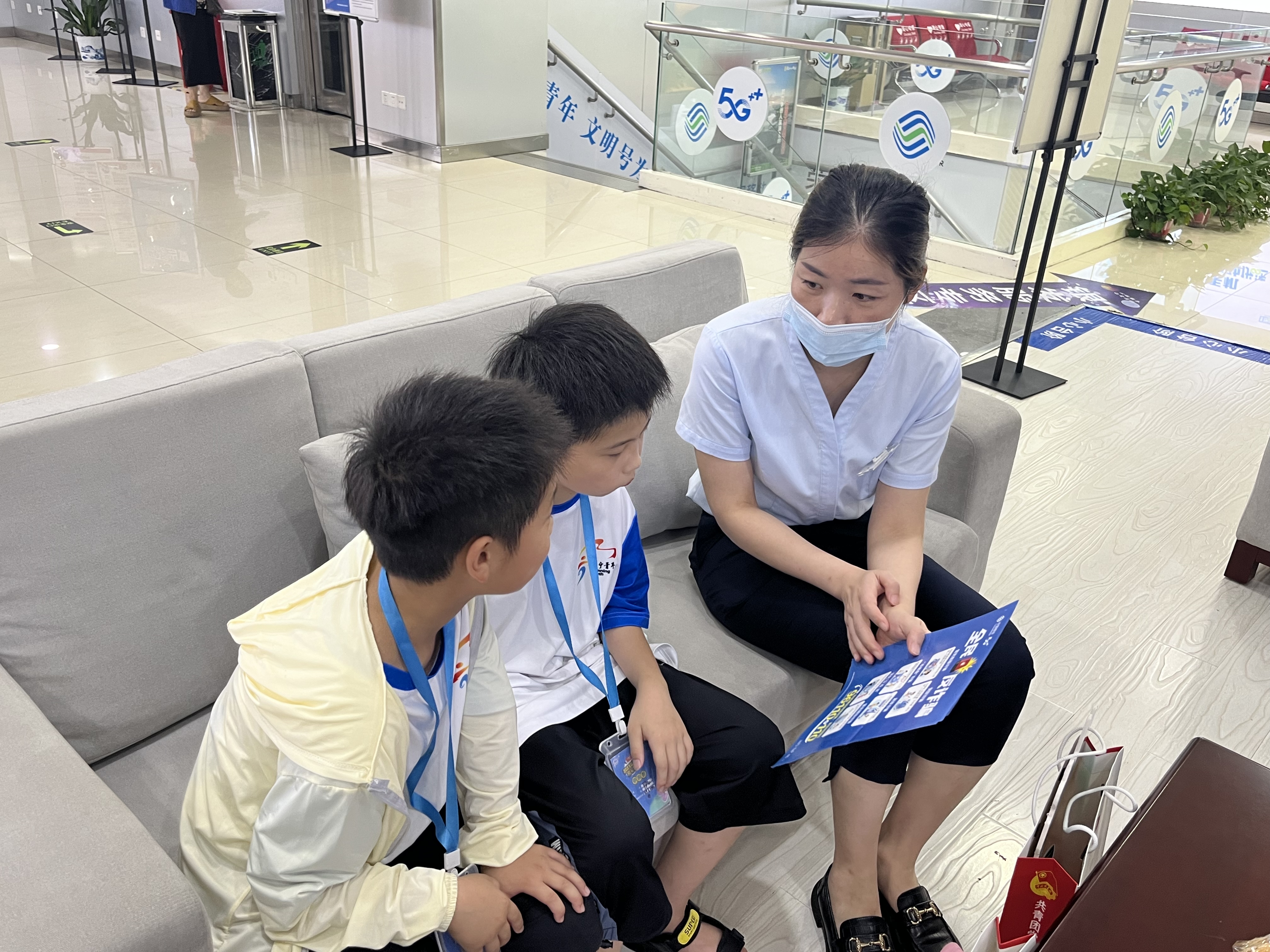 常州-营业厅工作人员为青少年讲解反诈知识-2023年8月.jpg