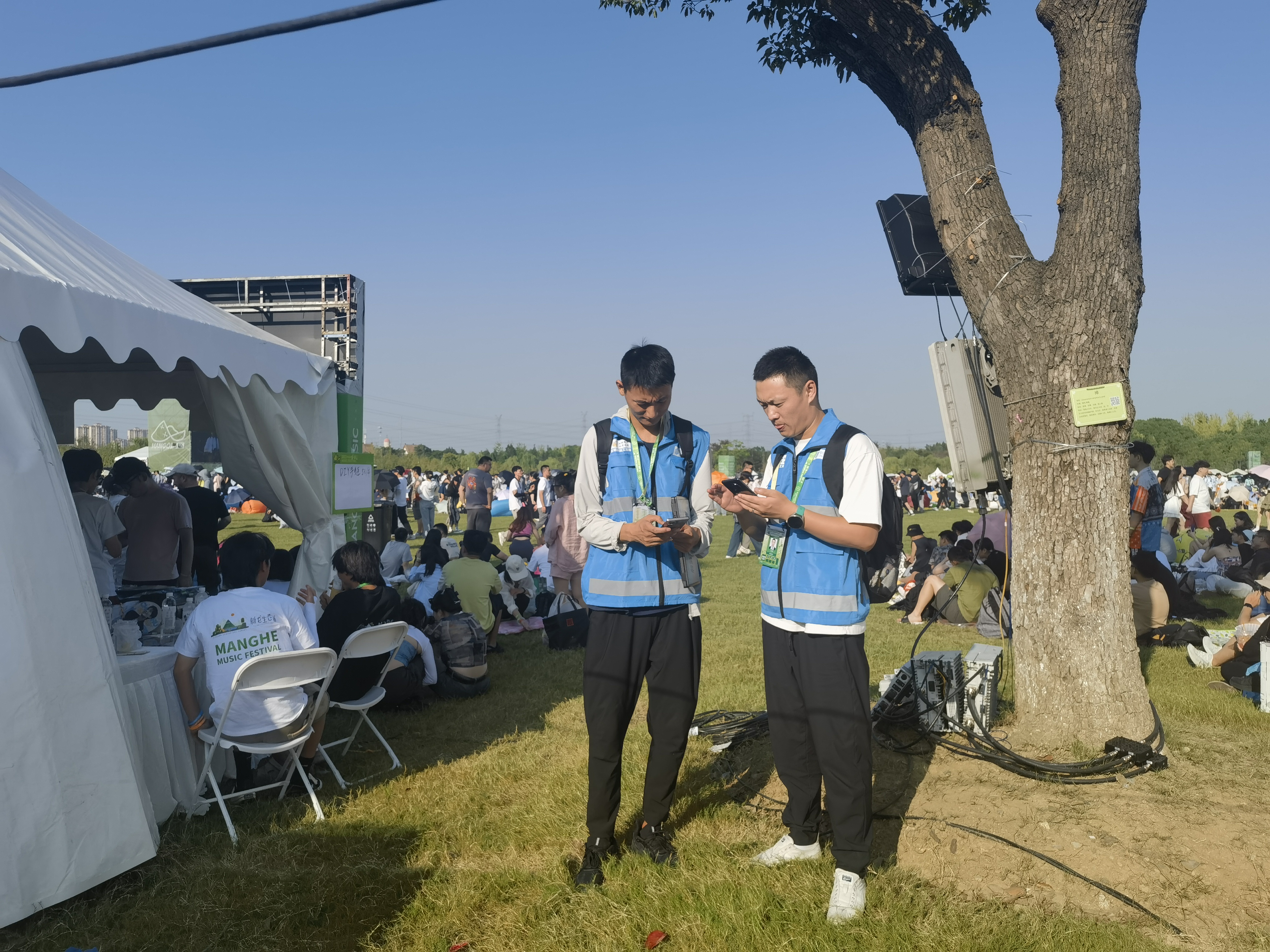 常州-保障人员在音乐节现场测试网络2-2023年9月.jpg