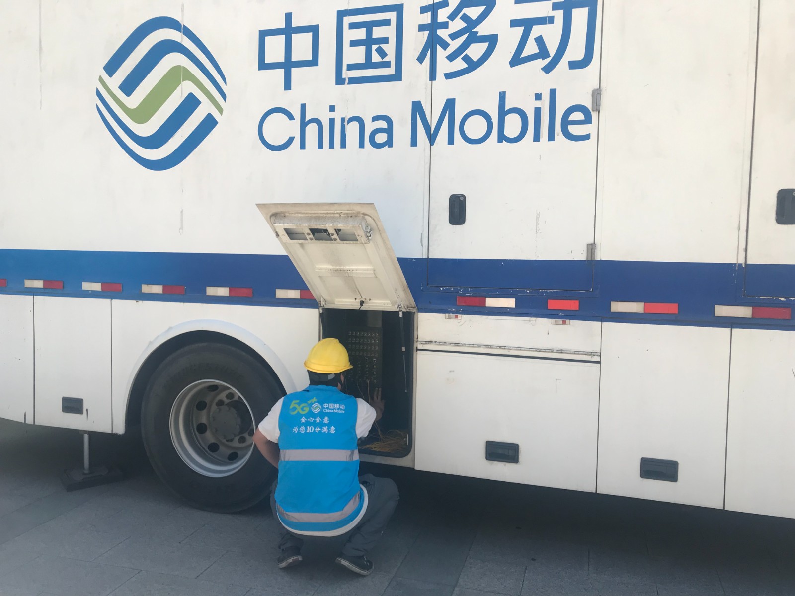 常州-移动保障人员在检测应急通信车-2023年9月.jpg