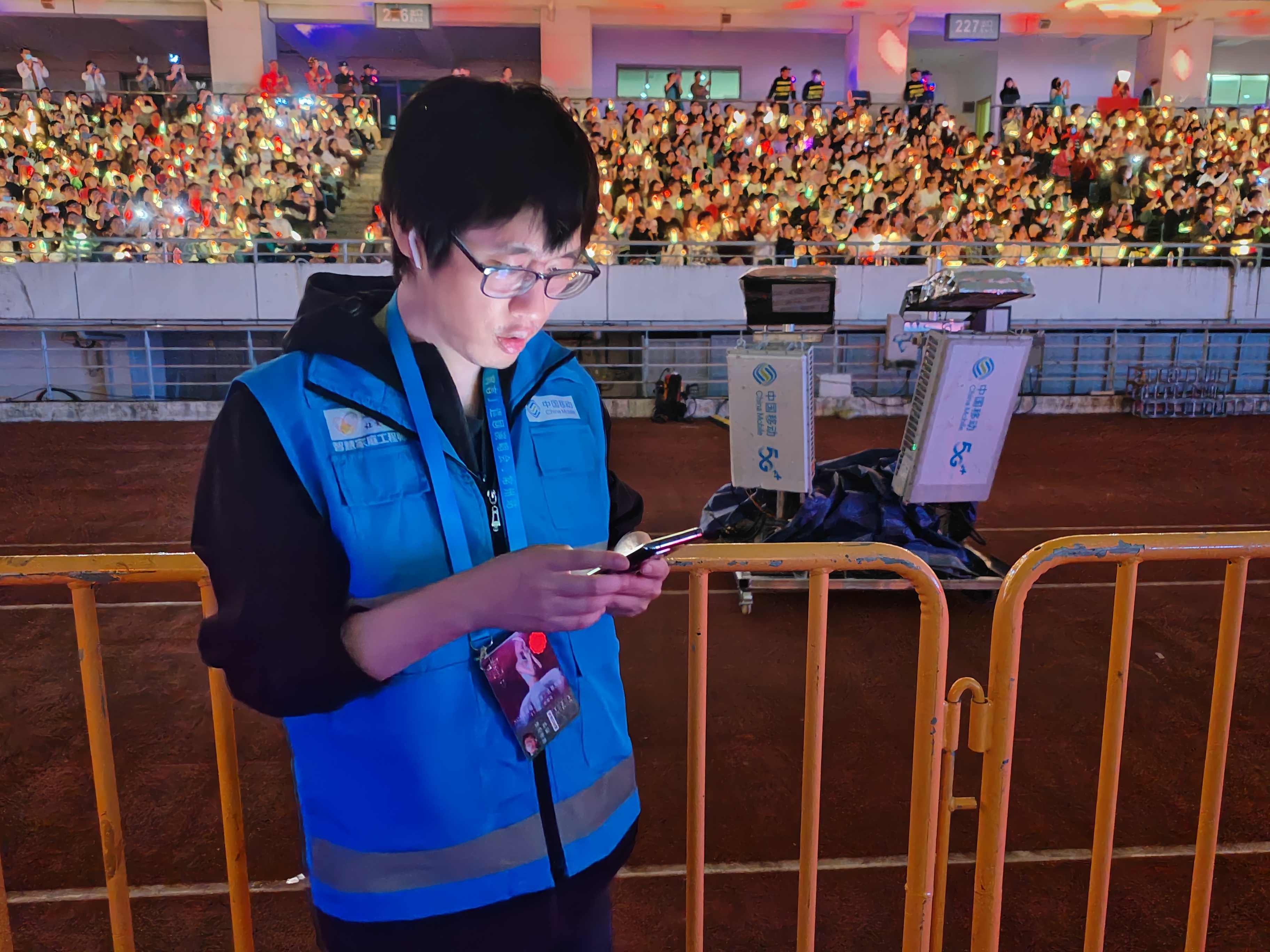 图：常州移动保障人员在现场监控网络指标.jpg