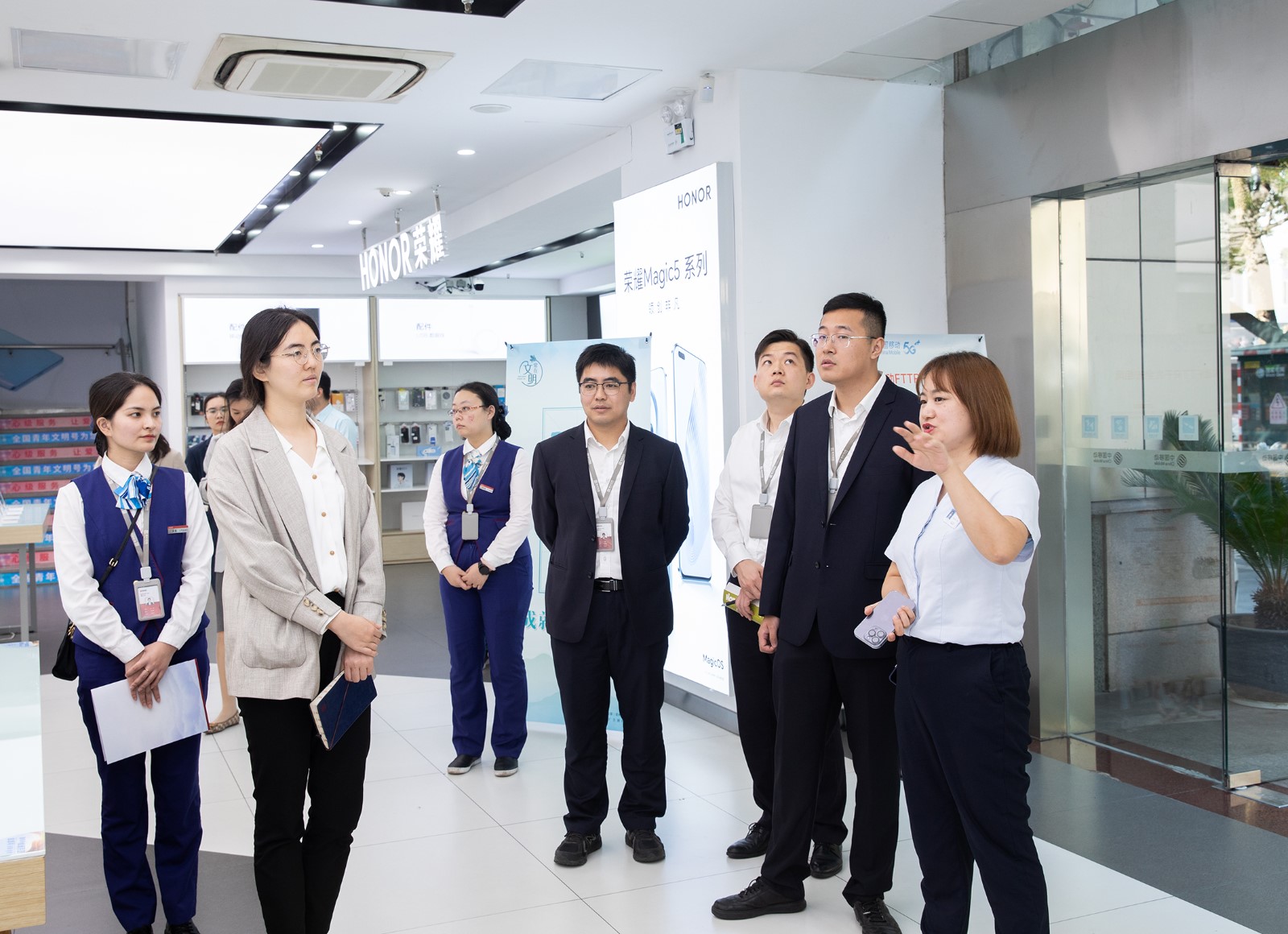 图：各青年文明号代表参观常州移动晋陵路沟通100店.jpg