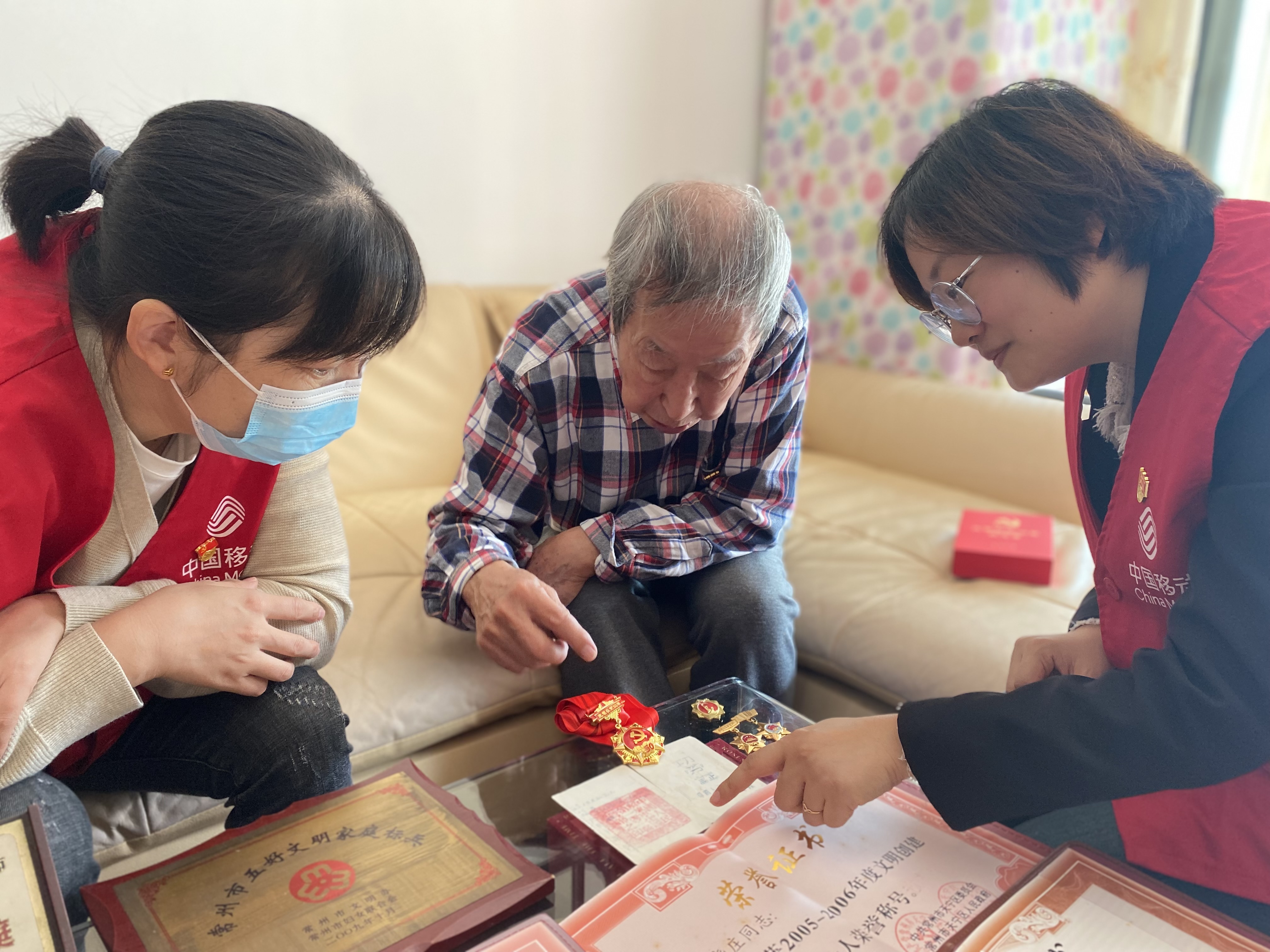 图：常州移动志愿者慰问刘晓庄同志2.jpg