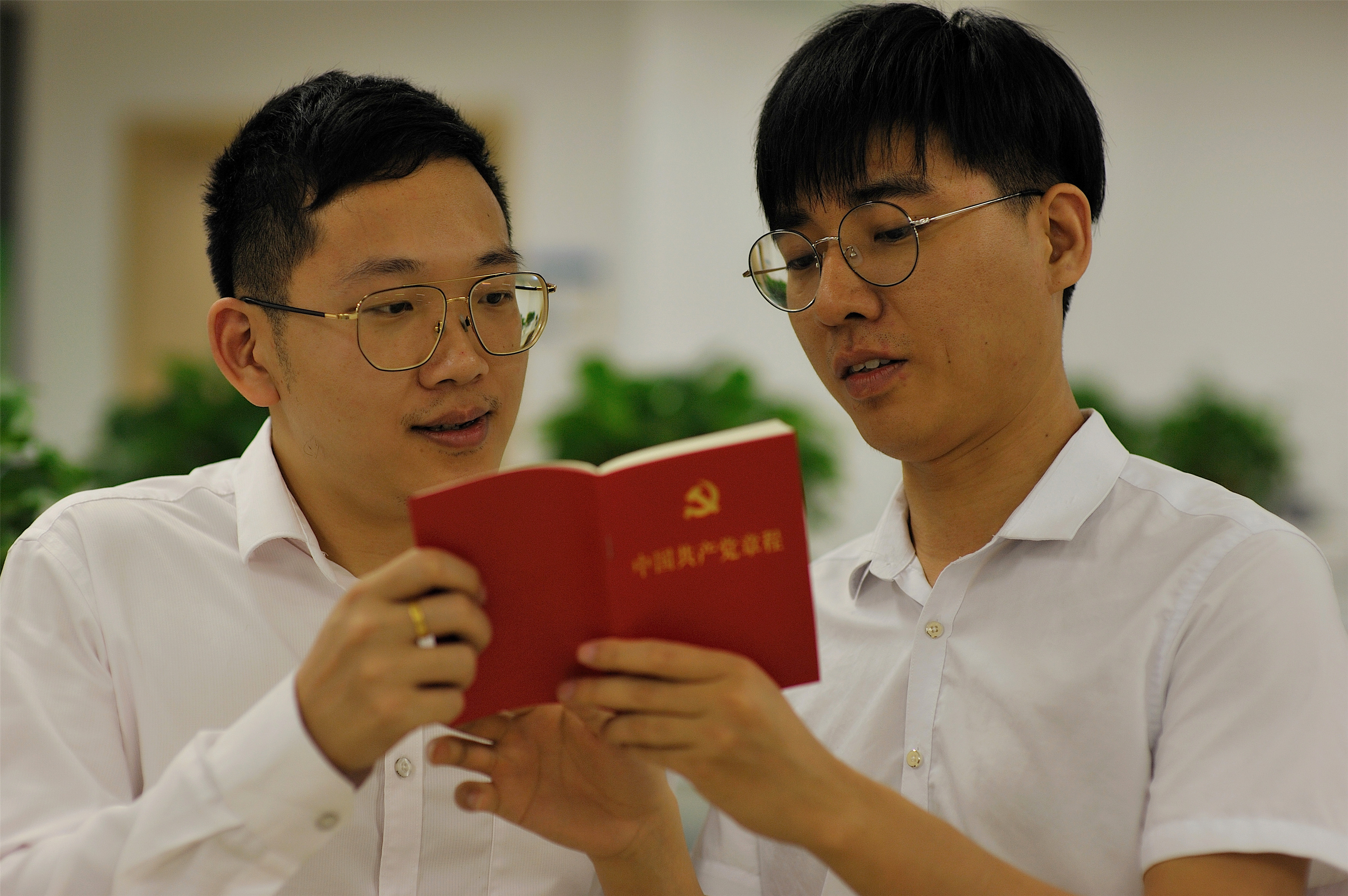 图1-组织基层开展“结对帮学”，逐字逐句读党章.jpg