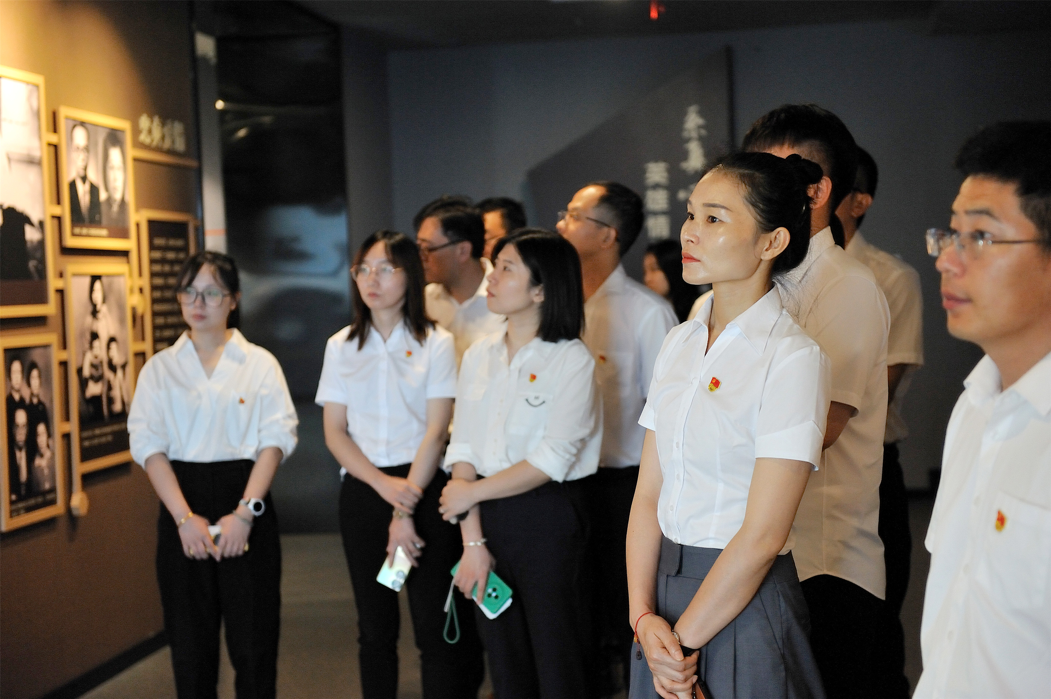 图3-带队展学，参观冯仲云教育基地.jpg