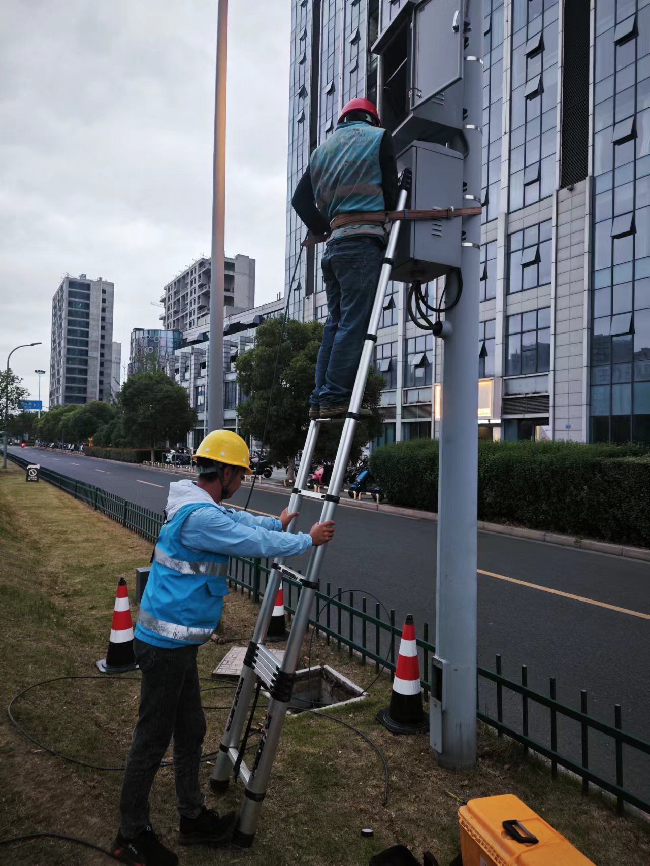 图：移动工作人员在安装监控设备.jpg