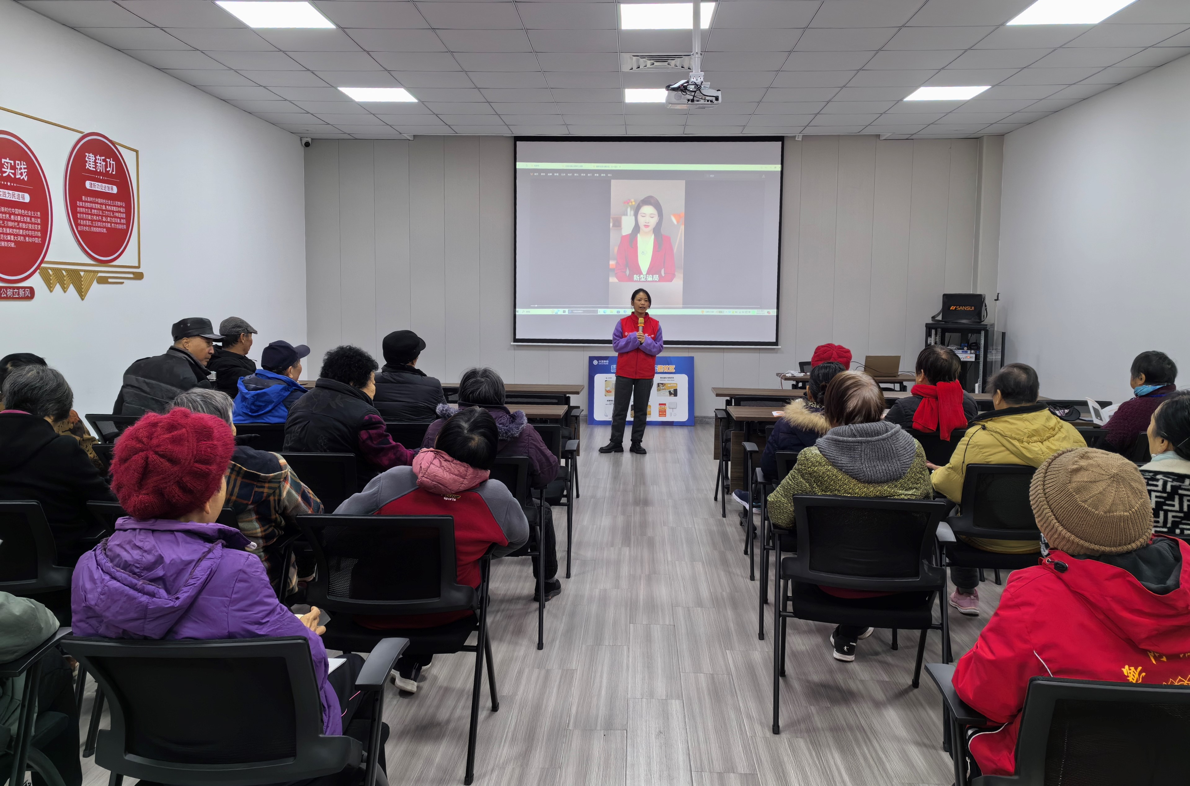图：常州移动志愿者向老年人宣传反诈知识.jpg