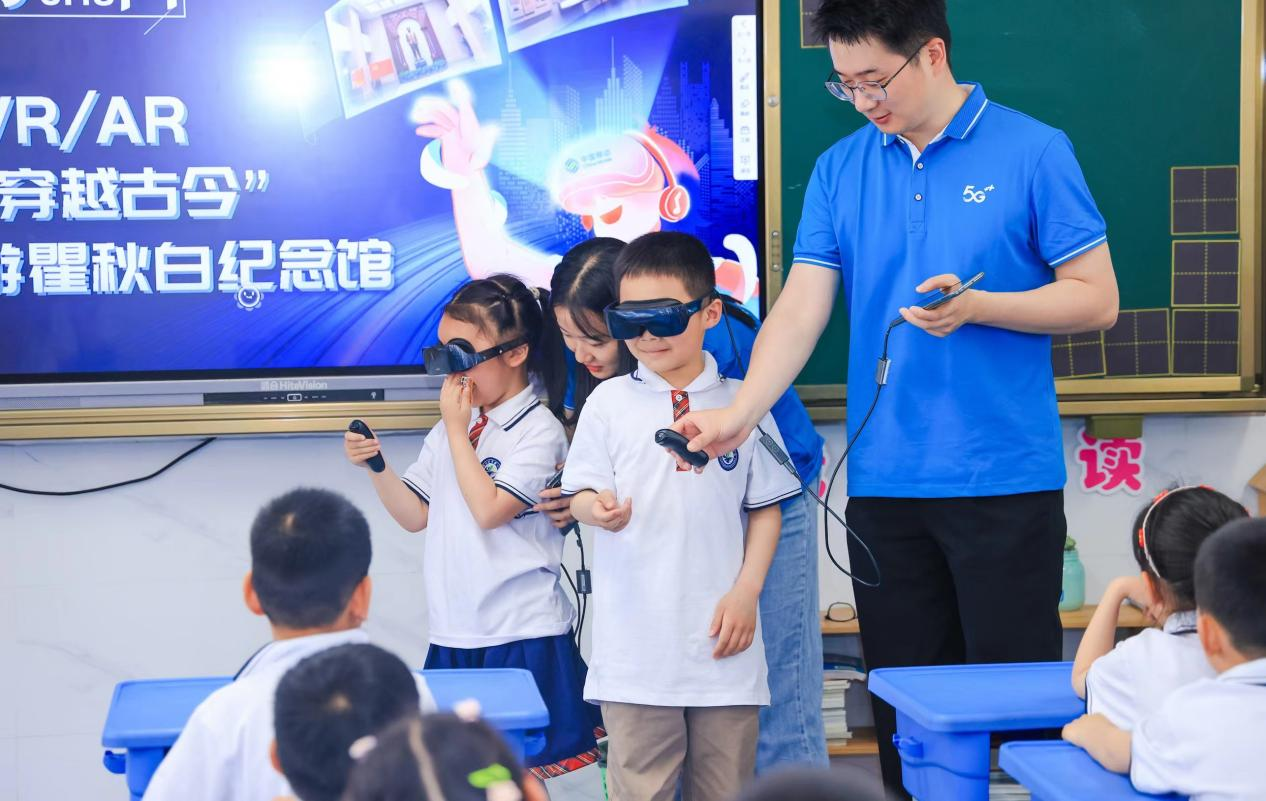 图：常州移动工作人员带孩子们体验5G+VR应用.png