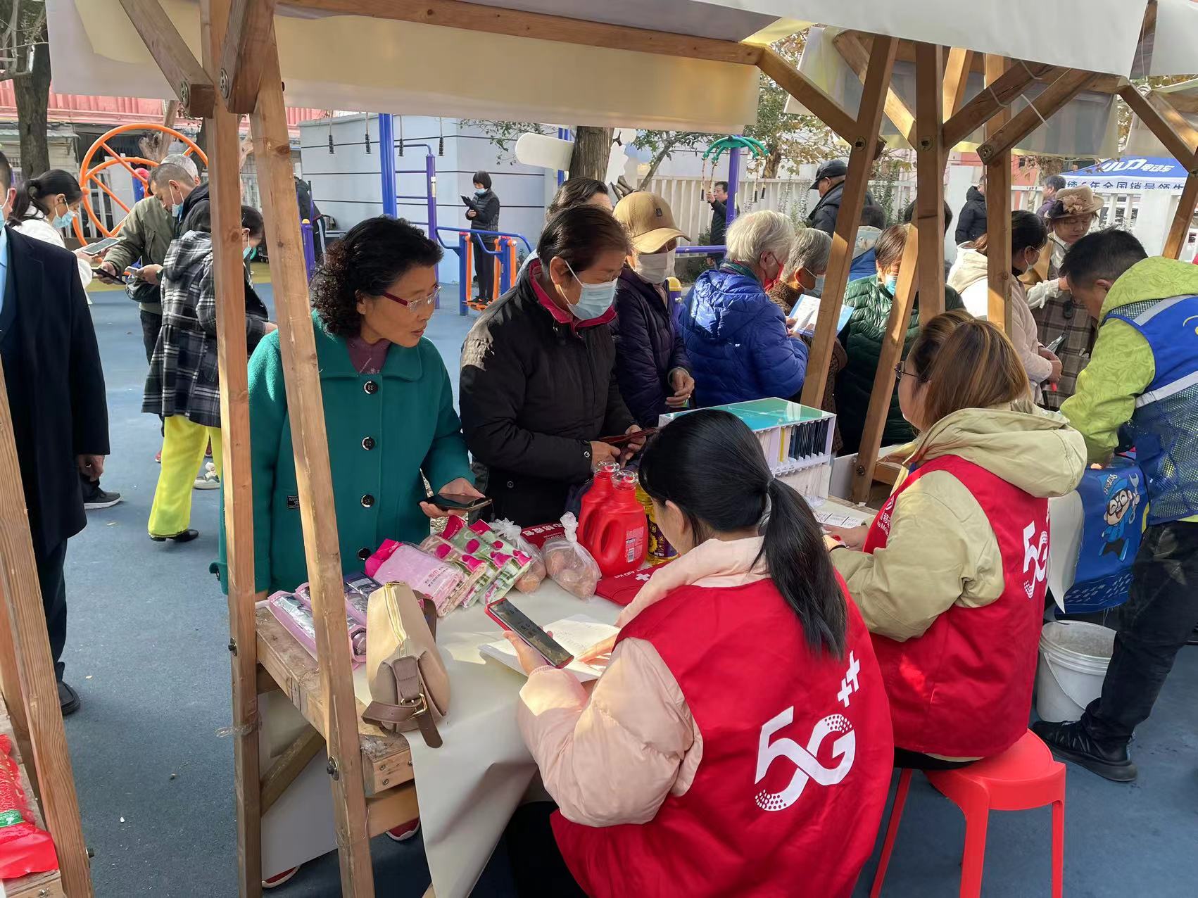 图：常州移动志愿者服务社区老年居民.jpg
