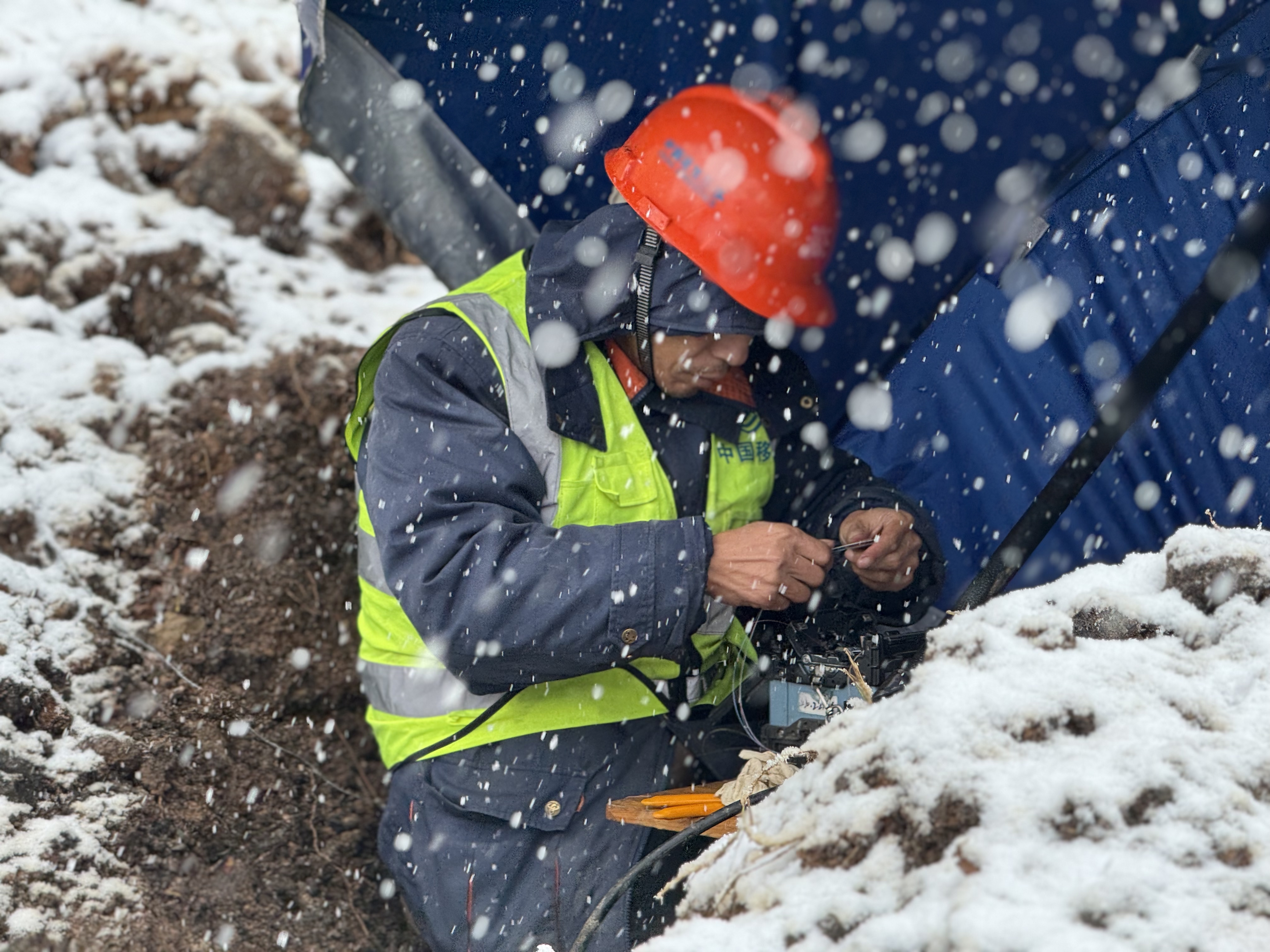 图：谈春波在风雪中熔纤.jpg