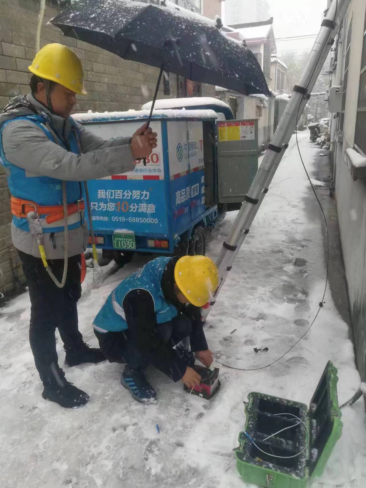 图：常州移动装维人员在风雪中装机.jpg