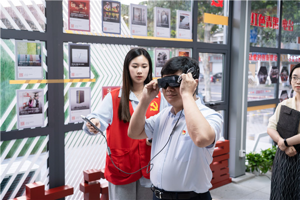图：常州移动党员先锋为民服务站中的VR党建工作站投入使用.png
