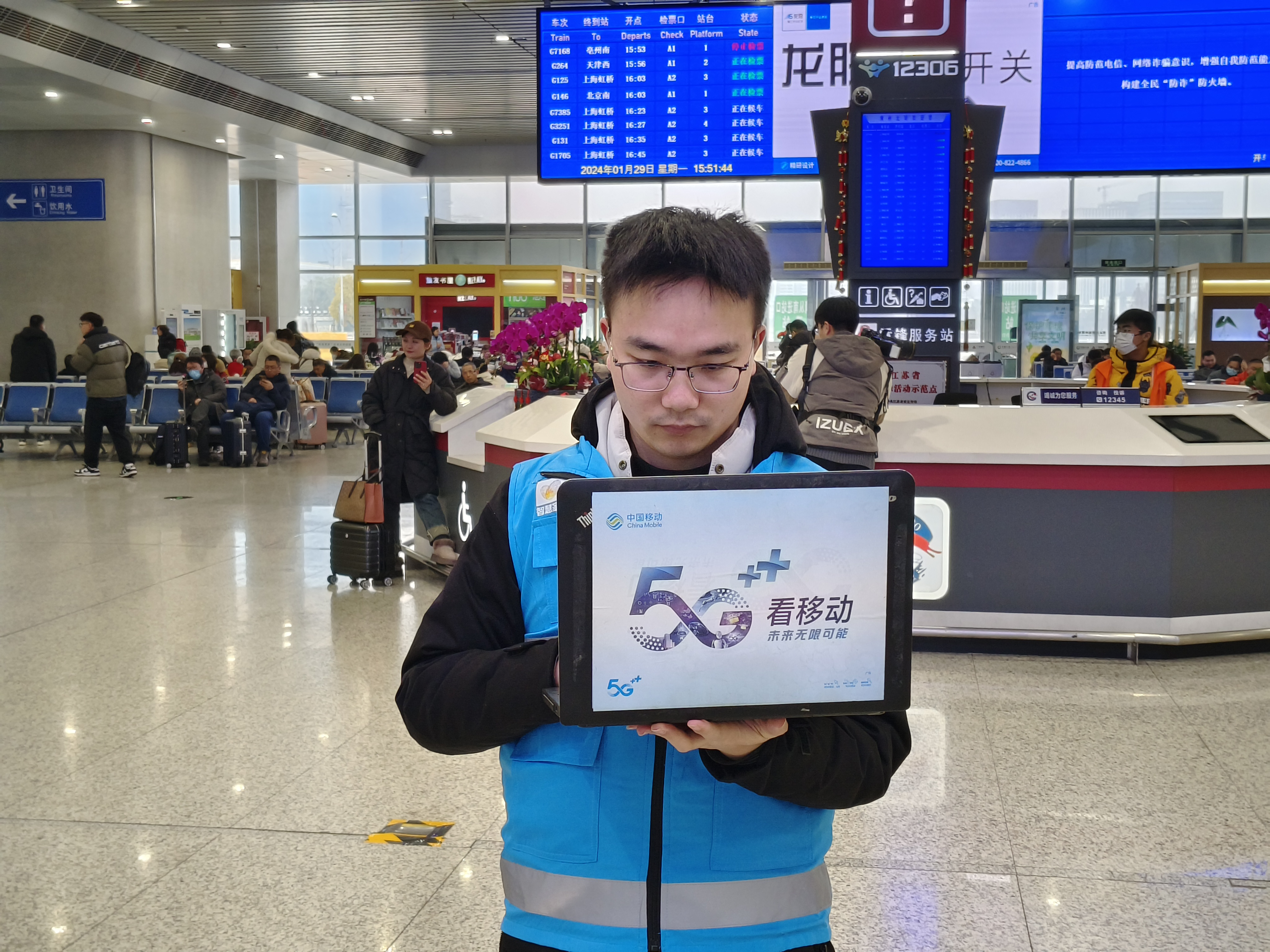 图：常州移动网络保障人员监测车站网络.jpg
