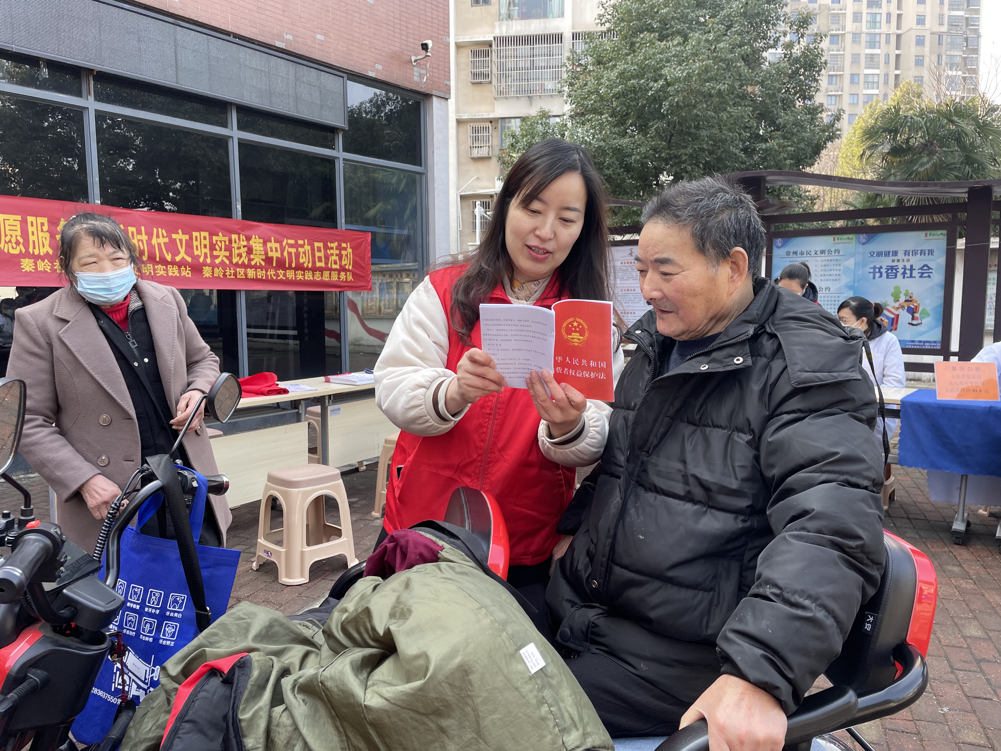 图：常州移动志愿者为居民普及消费者权益保护法.jpg