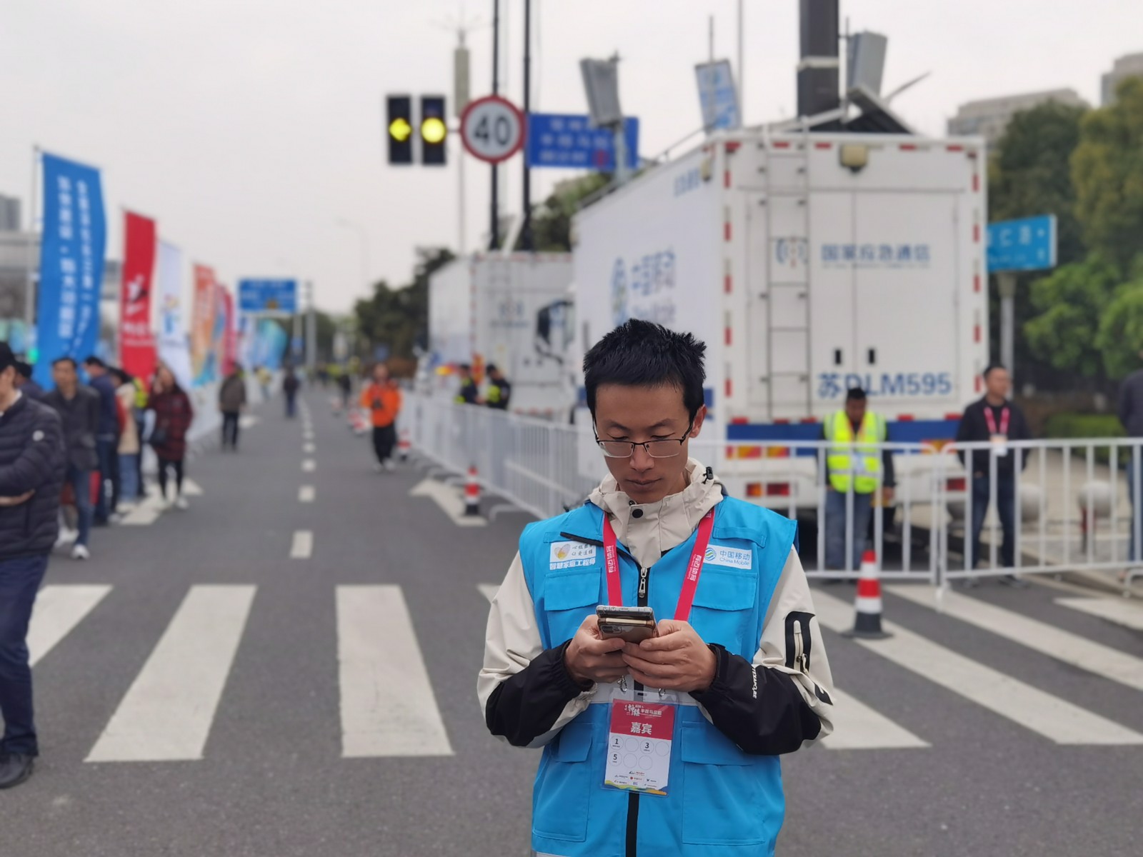 图：常州移动网络保障人员在钟马起点进行保障测试.jpg