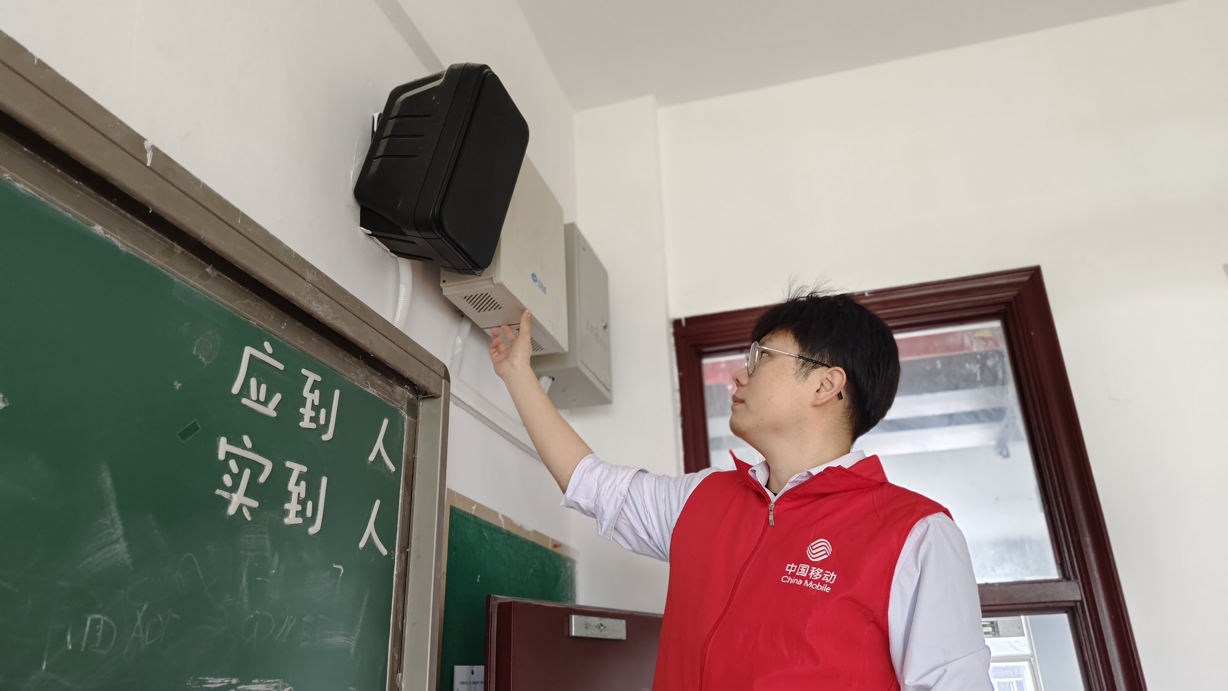 图：常州移动保障人员检查考场信号屏蔽器.jpg
