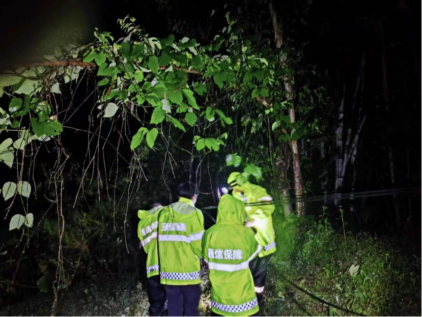 （网站）闻“汛”而动，逆行而上  广东联通全力以赴迎战强降雨天气383.jpg