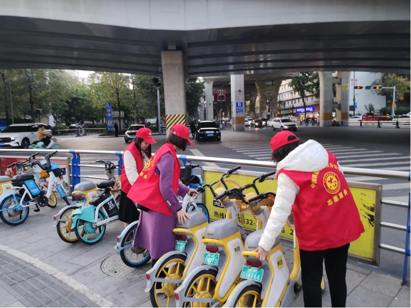 （网站）内江联通“黄丝带”志愿服务队助力文明城市建设440.jpg