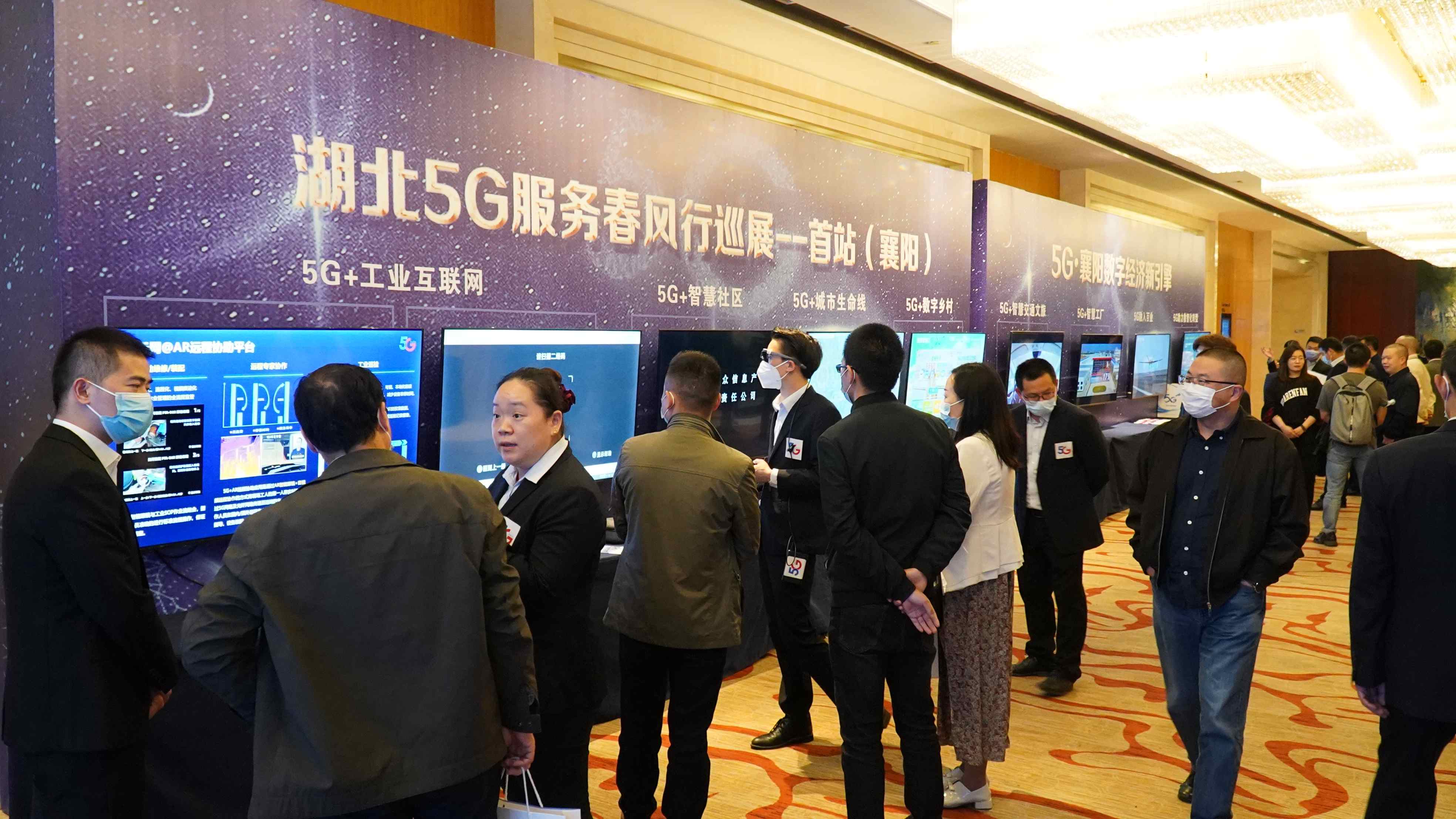 客户在展示区观看业务演示.JPG